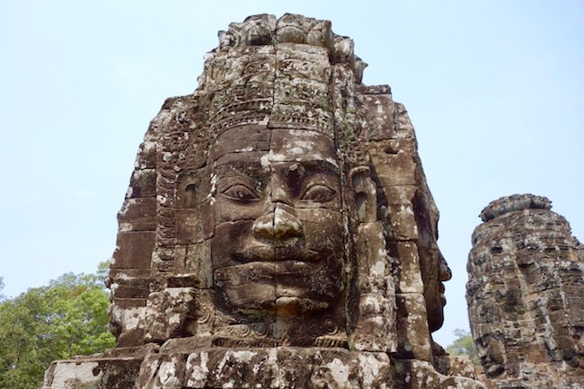 Les visages de pierre sereins du temple du Bayon