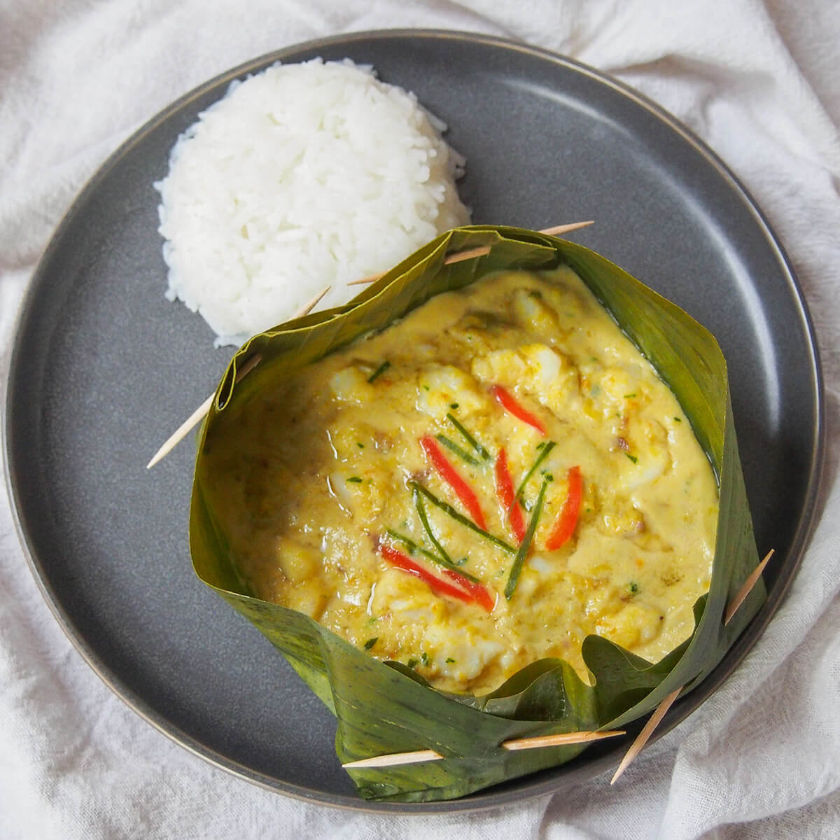 Fish amok dans une feuille de banane, le plat national cambodgien
